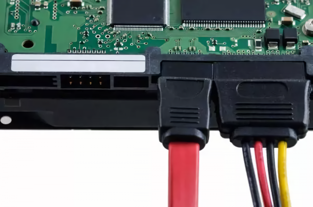 Asegurarse de que los cables SATA o de alimentación estén bien conectados al disco duro y a la placa base.
Probar con cables diferentes en caso de sospechar que alguno está dañado.