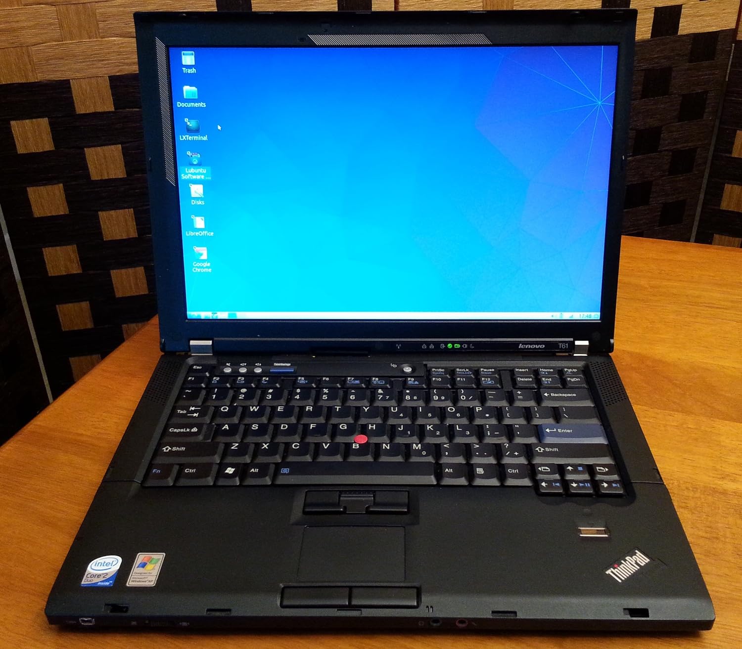 Lenovo T61 laptop with unplugged power cable